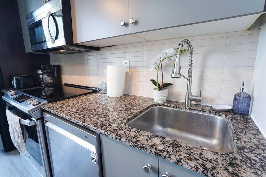 1504 Brand New Best Location 1Br Den With Amazing View Toronto Zewnętrze zdjęcie